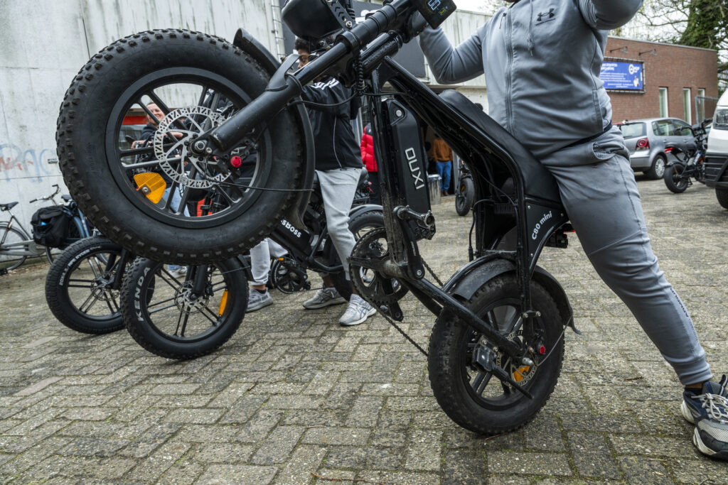 Close-up van een fatbike, het voorwiel is van de grond opgetild