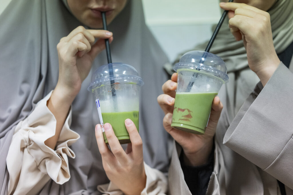 Twee jonge moslima's drinken matcha tijdens Iftar