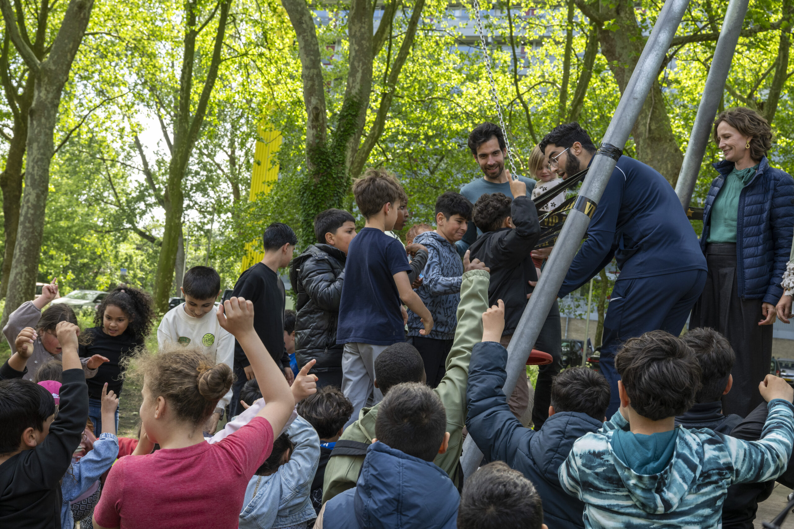 Kinderen tijdens de eerste ritjes van de kabelbaan